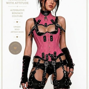 Peut inclure: Un corset rose avec un col montant, des lanières en similicuir noir, des boucles métalliques et des anneaux. L'ensemble comprend des mitaines noires assorties avec un laçage rose et un porte-jarretelles noir avec des sangles et des anneaux.