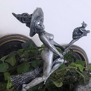 Sabá das Bruxas: Estátua de um Cavaleiro de Vassoura, Escultura de Resina Pintada à Mão | Estatueta do Folclore Pagão | Arte de Bruxa para Decoração de Casa Gótica
