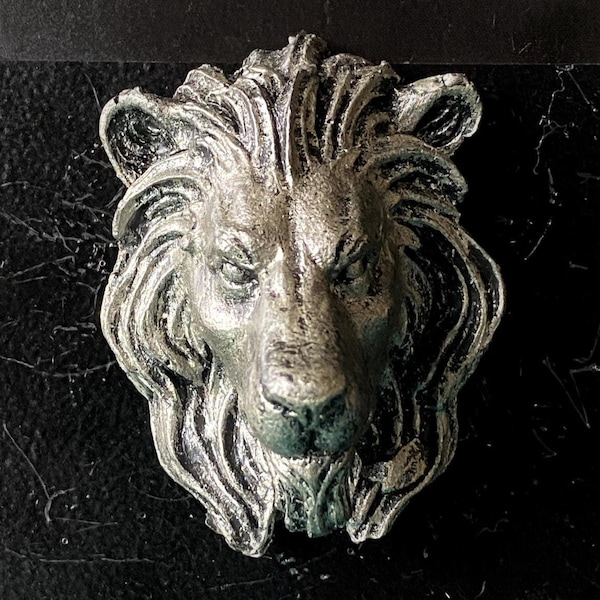 Löwenkopf Magnet, handbemalte Resin Skulptur | Mythische Fantasy Kunst | Löwen Magnet für Fantasy und Gothic Decor