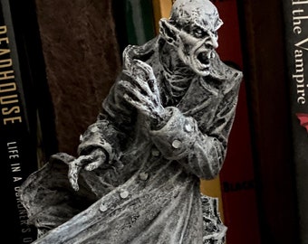 Estatua de Drácula: Nosferatu, escultura de resina, figura legendaria de vampiro, criatura no muerta gótica victoriana, regalo de arte oscuro, decoración espeluznante para el hogar.