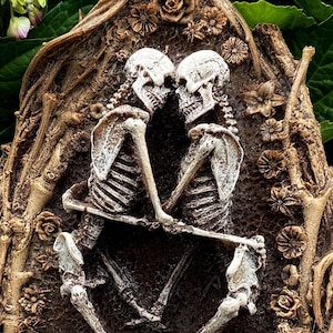 Amor Aeternus Silvanus, placa de pared de amantes de los esqueletos, resina / Arte mural gótico natural / Amor eterno abrazando esqueletos para decoración gótica del hogar