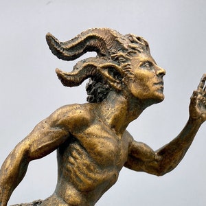 Laufende Satyr Statue, Resin Skulptur | Fabelwesen Figur Einzigartige legendäre Faun Figur. Fantasie Kunst Dekor