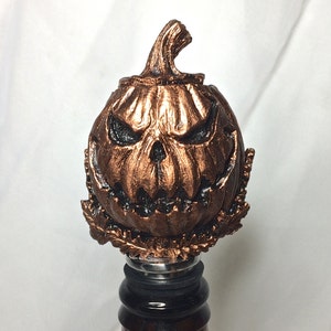 Tapón de vino Jack O' Lantern, resina pintada a mano / Artículos de bar góticos de Halloween, tapón de botella de calabaza / Regalo de vino y artículos de bar góticos de fantasía