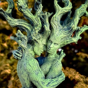 Estátua Amor Silvanus: Dríades Abraçadas, Versão Verde | Estatueta de Criatura Mítica da Floresta | Casal de Espíritos da Árvore da Floresta, Decoração de Arte Fantástica