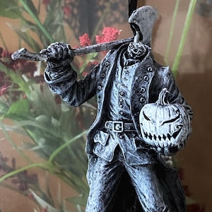 Ornamento de Cavaleiro Sem Cabeça, Escultura de Resina Pintada à Mão | Estatueta da Lenda Gótica de Sleepy Hollow | Arte Sombria para Decoração de Natal Assustadora
