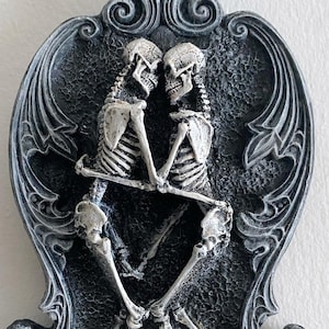 Amor Aeternus, Skelettliebhaber Wandplakette, Harz Skulptur in halber Größe | Gothic Wandkunst | Umarmende Skelette Plakette für Gothic Home Decor