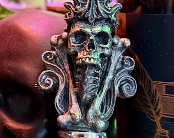 Tapón de vino con calavera coronada, resina pintada a mano, artículos de bar con calavera gótica, tapón de botella con arte de calavera espeluznante, regalo de vino y bar gótico de fantasía.