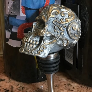 Tapón de vino con forma de calavera adornada