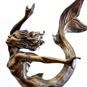 Zeemeerminbeeld, handgeschilderd harssculptuur, bronzen afwerking| Beeldje mythisch wezen| Uniek legendarisch zeemeerminbeeldje Fantasy Art-decor