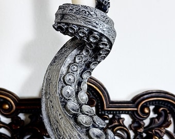 Candelabro de tentáculo, escultura de resina esculpida a mano / Vela de tentáculo lovecraftiano de pulpo para regalo náutico y decoración gótica del hogar