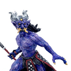 Estatua de demonio Oni, escultura de resina a todo color / Figura de criatura mítica / Figura única de monstruo japonés legendario. Regalo de arte fantástico.