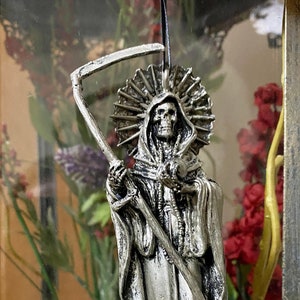 Ornament Santa Muerte, handgeschilderd beeldhouwwerk | Mexicaans altaarbeeldje heilige des doods | Gotisch ornament, vakantiedecor Dia de los Muertos