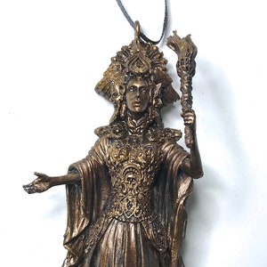 Ecate, dea della stregoneria e della magia, ornamento / statuetta di una dea mitologica pagana / ornamento folcloristico per altare, decorazione gotica per la casa