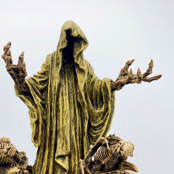 H.P. Lovecraft's The King in Yellow/ Hastur Statue