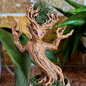 Escultura de resina de retoño de Ent en maceta de cerámica / Arte botánico fantástico, espíritu del árbol dríade / Compañero de terrario de musgo, Flora de criatura mítica
