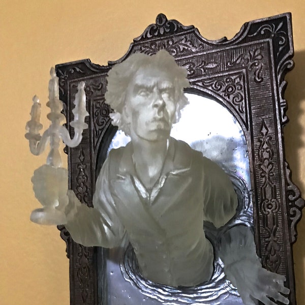 Gentleman Ghost in the Mirror Wandtafel, im Dunkeln leuchtenden Harz| Viktorianische Gothic Haunted Wandkunst | für Halloween und Spooky Home Decor