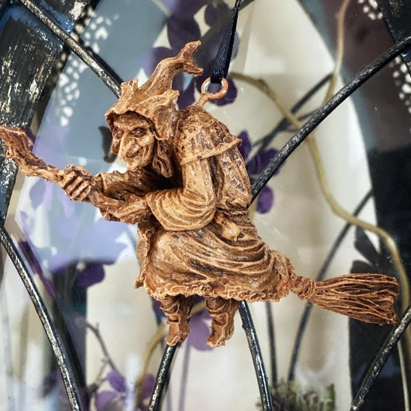 Ornement La Befana la sorcière, sculpture en résine peinte à la main | Figurine folklorique rustique | Ornement païen de sorcière de Noël pour décor de vacances