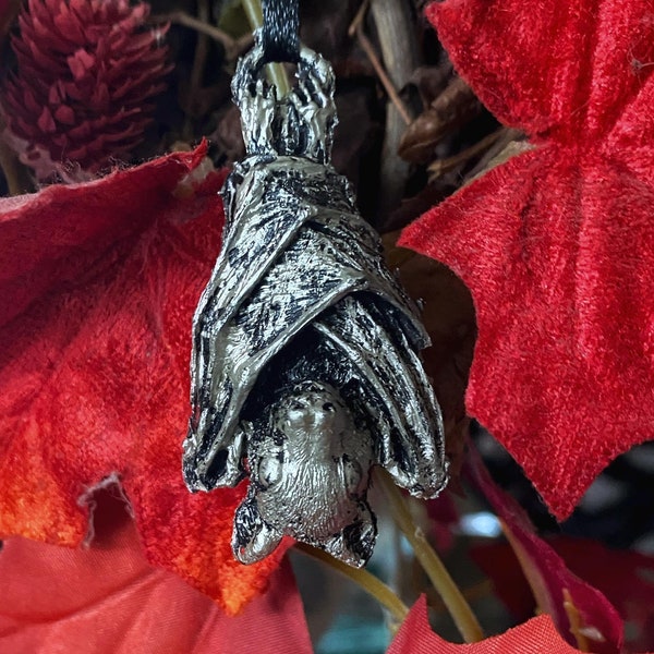 Wisząca ozdoba w kształcie nietoperza owocowego, ręcznie malowana rzeźba z żywicy | Gotycka figurka nietoperza-wampira | Naturalna ozdoba w kształcie nietoperza na Halloween i do gotyckich dekoracji