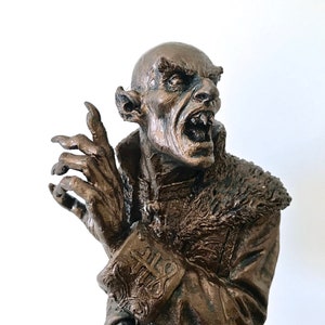 Dracula: Nosferatu Bust,Resin Sculpture | Legendary Vampire Figurine | Victorian Gothic Undead Creature| Dark Art Gift and Spooky Home Decor
