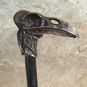 Bastón de calavera de cuervo, bronce macizo fundido, esculpido a mano / Bastón gótico victoriano oscuro / Cosplay de fantasía / Bastón de calavera de cuervo, accesorio gótico
