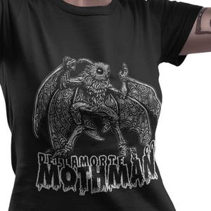 Mottenmann Shirt | Gothic Cryptid T-Shirt von Dellamorte | Appalachian Folklore Tee | Paranormal Wesen Dark Halloween Art Bekleidung