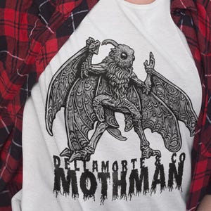 Mottenmann Shirt | Gothic Cryptid T-Shirt von Dellamorte | Appalachian Folklore Tee | Paranormal Wesen Dark Halloween Art Bekleidung