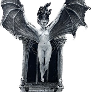 Pode incluir: Uma escultura de uma figura feminina alada branca com um arco g&oacute;tico e velas. A figura est&aacute; nua e tem cabelo comprido e solto. A escultura &eacute; feita de um material branco e tem uma base preta.