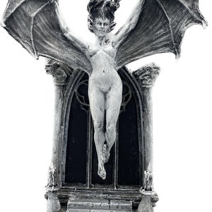Pode incluir: Uma figurinha esculpida em cinza e branco de uma mulher alada com as asas estendidas, em p&eacute; sobre uma base de pedra com um arco g&oacute;tico. A figurinha &eacute; uma pe&ccedil;a decorativa de estilo g&oacute;tico.