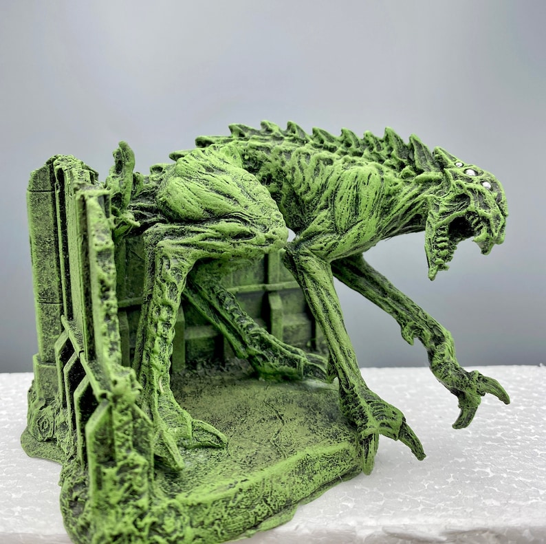 H.P. Lovecraft's Hound of Tindalos Statue image 1