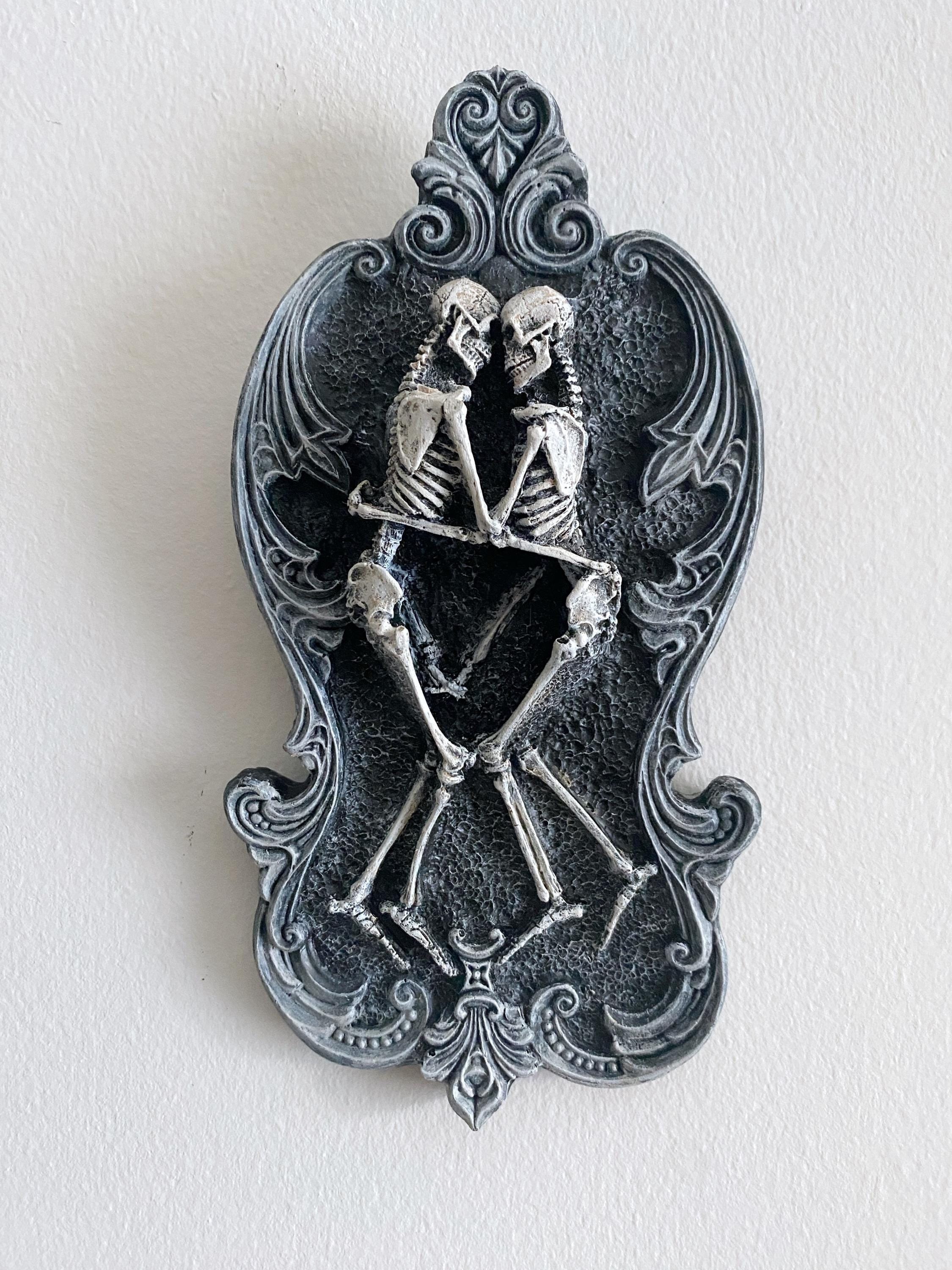 Amor Aeternus, Skeleton Lovers Wall Plaque, Half Scale Resin Sculpture | Gothic Wall Art | Embracing Skeletons Plaque for Gothic Home Decor