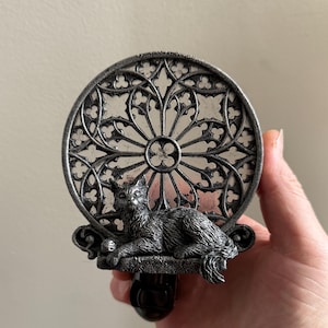 Chat et veilleuse pour fenêtre cathédrale gothique, sculpture en résine | Veilleuse médiévale gothique | Éclairage chat noir pour décoration gothique fantastique image 3