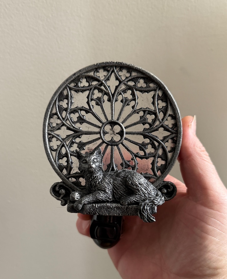 Chat et veilleuse pour fenêtre cathédrale gothique, sculpture en résine | Veilleuse médiévale gothique | Éclairage chat noir pour décoration gothique fantastique image 3