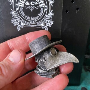 Magnete del Dottore della Peste, scultura in resina dipinta a mano / Arte medievale gotica / Magnete del Dottore della Peste per decorazioni fantasy e gotiche immagine 2