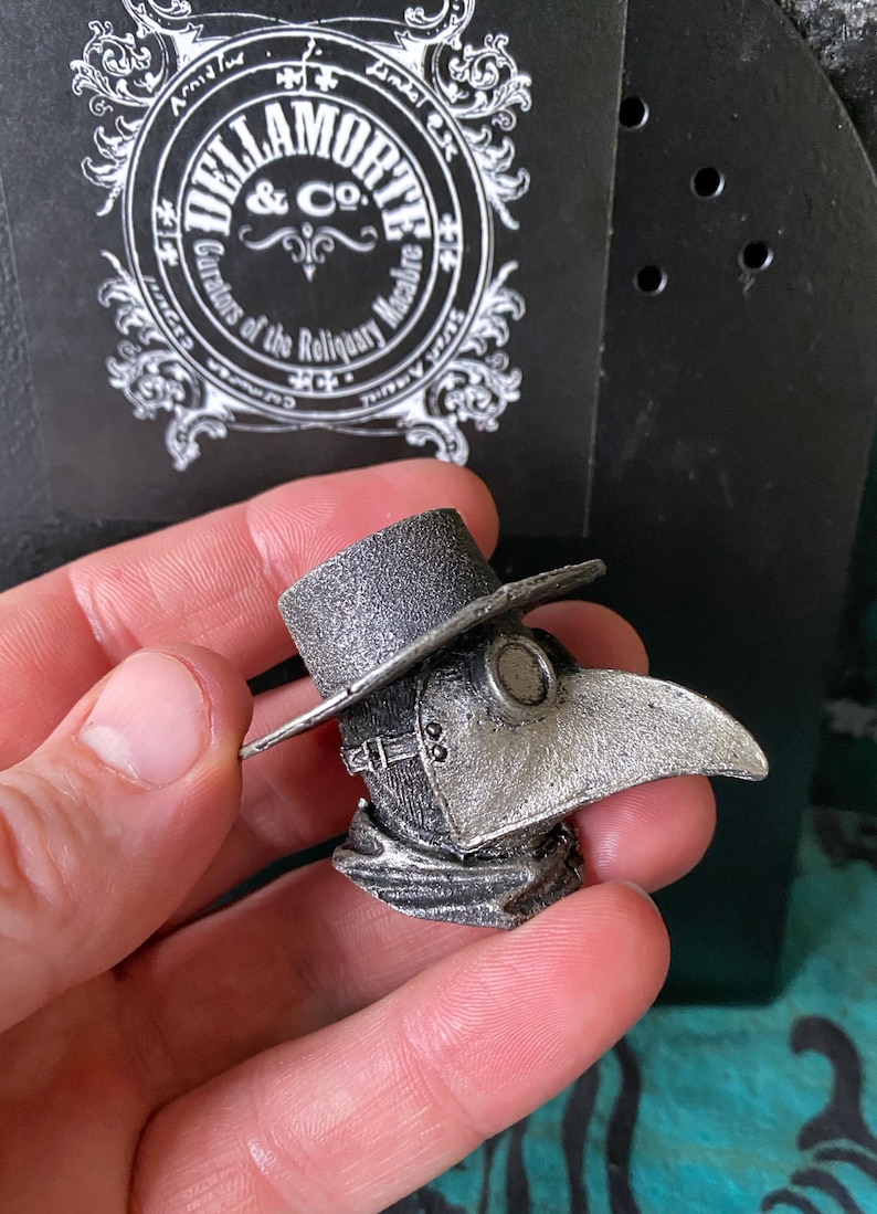 Magnete del Dottore della Peste, scultura in resina dipinta a mano / Arte medievale gotica / Magnete del Dottore della Peste per decorazioni fantasy e gotiche immagine 2