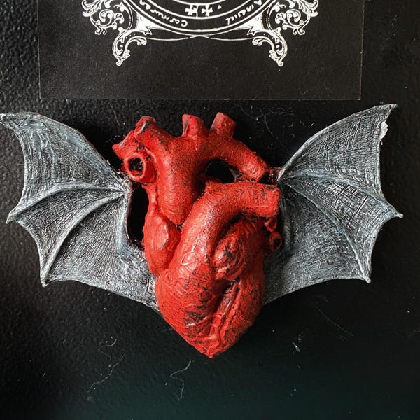 Fledermausflügel Herz Magnet, Kunstharz Skulptur | Gothic Fantasy Dekor | Geflügelter Herz Magnet für Fantasy und Gothic Dekoration