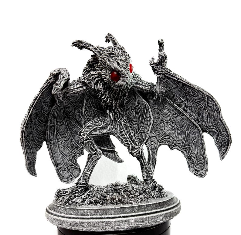 Standbeeld van Mothman, handgeschilderd harssculptuur | Beeldje wezen cryptozoölogie | Urban Legend Moth Man Monsterbeeldje, Horror Art Decor