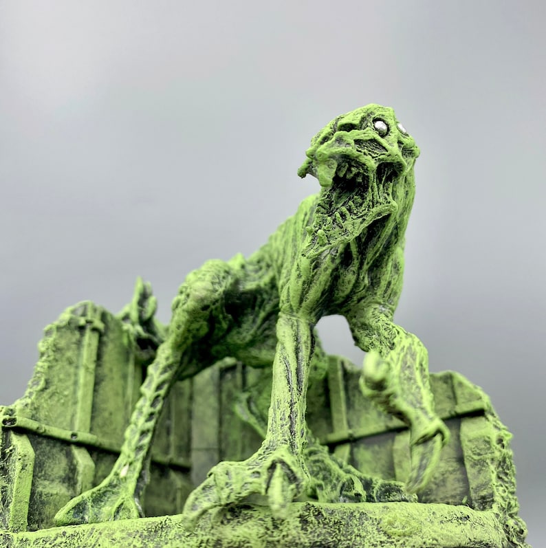 H.P. Lovecraft's Hound of Tindalos Statue image 2