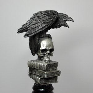 Bouchon corbeau, résine sculptée à la main, articles de bar art gothique | Corbeau de Poe avec tête de mort et livres | Cadeau vin gothique et décoration d'intérieur