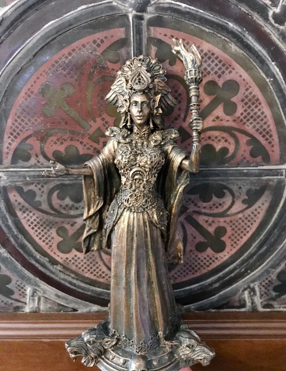 hecate-greek-mythology-goddess-of-magic-statue-05-munimoro-gob-pe