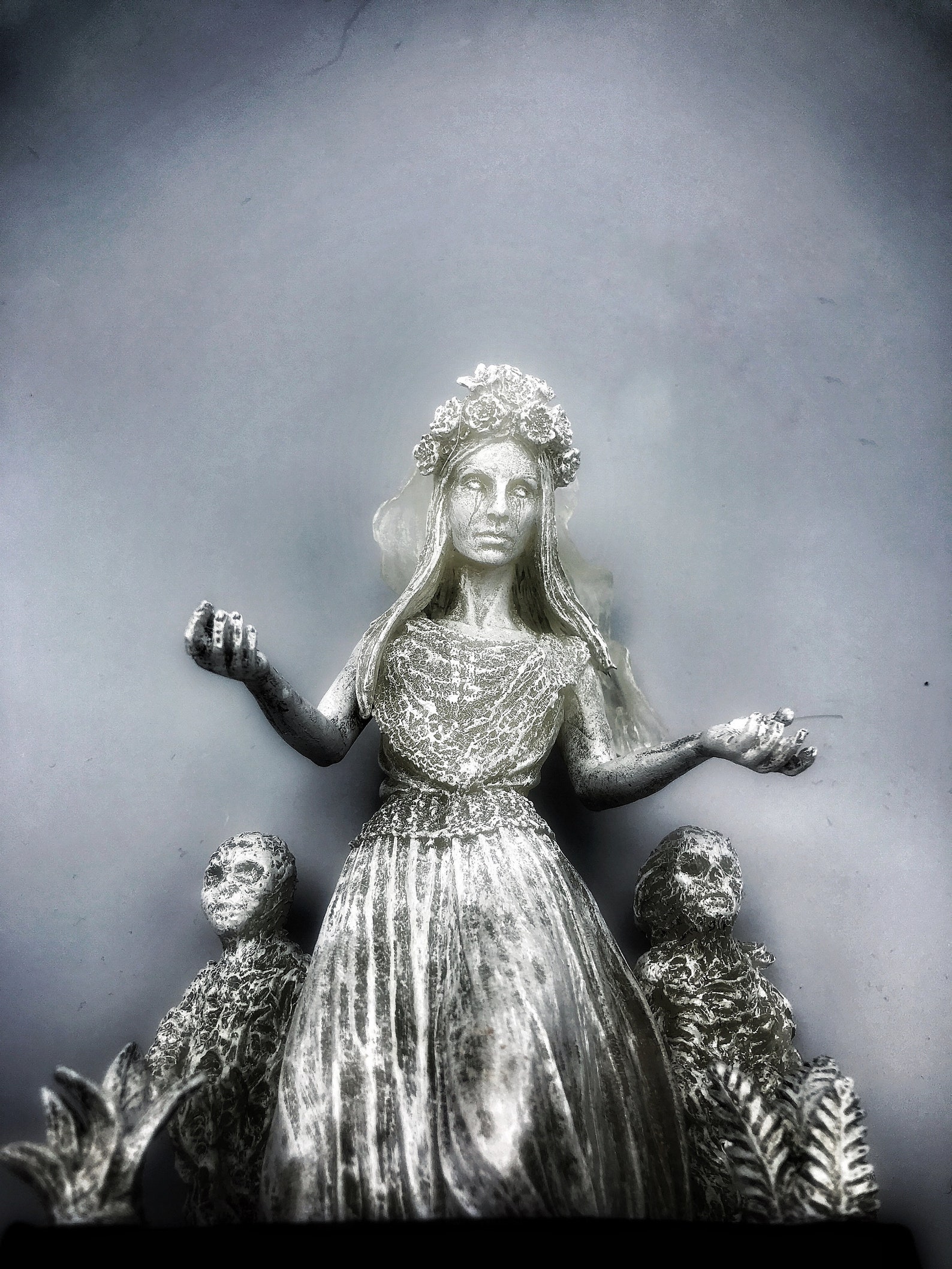weeping llorona estatua