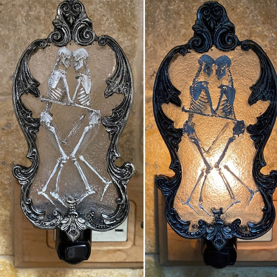 Amor Aeternus, Skeleton Lovers Nightlight, Hand Painted Resin Sculpture| Gothic Night Light |Embracing Skeletons Light for Gothic Home Decor