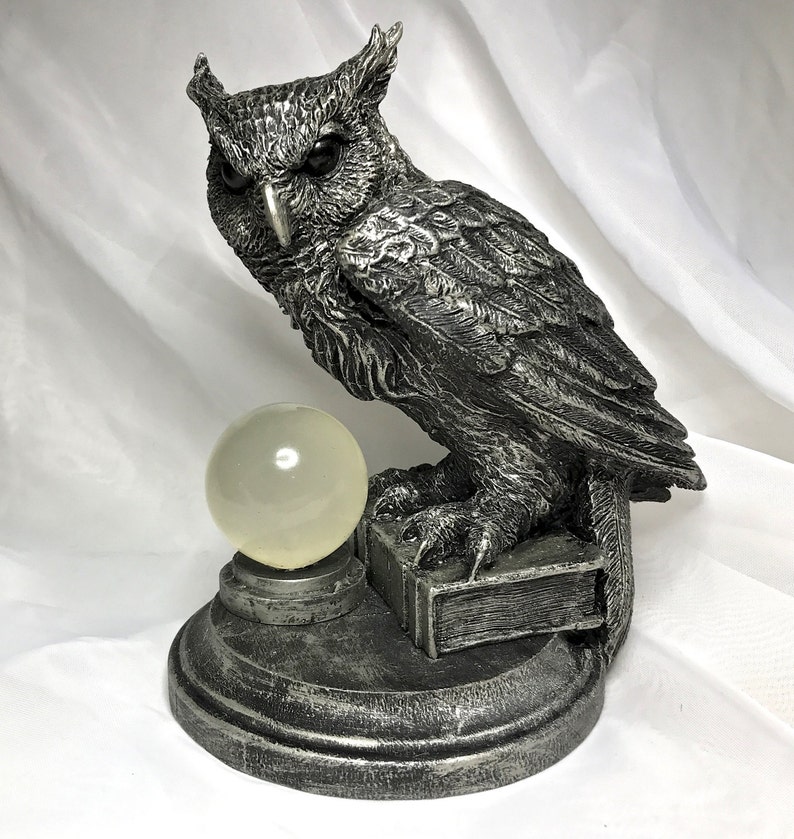Horned Owl: Witch's Familiar Statue image 1