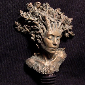 Tapón de vino Dryad, resina esculpida a mano, decoración de bar con arte de fantasía mítica / Tapón de botella de criatura legendaria / Regalo de vino y bar de fantasía