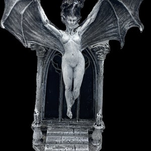 Pode incluir: Uma escultura de uma figura feminina alada branca com cabelo comprido, em p&eacute; sobre uma base de pedra com um arco g&oacute;tico. A escultura &eacute; pintada em um estilo desgastado e envelhecido.