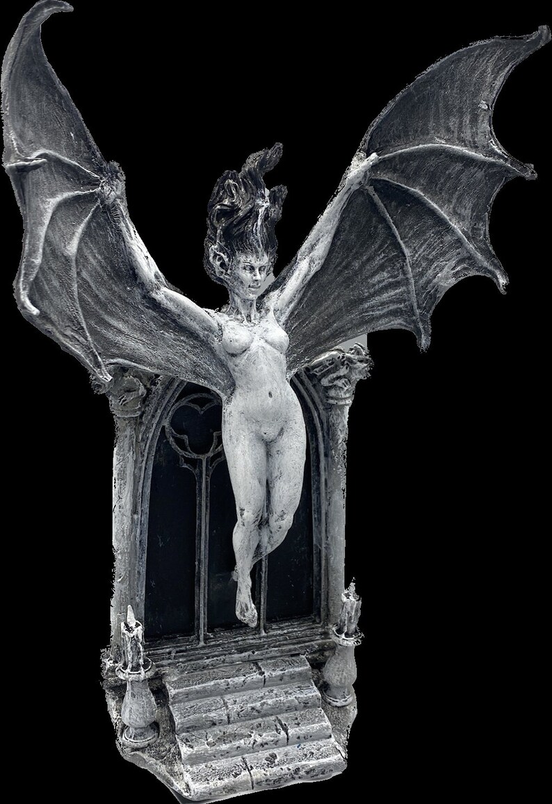 Pode incluir: Uma escultura de pedra cinzenta de uma mulher alada com cabelo comprido, de p&eacute; numa porta com uma janela de vitral. A escultura &eacute; detalhada com asas texturizadas e uma base de pedra.