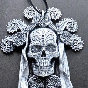 Adorno del Día de los Muertos, resina pintada a mano / Decoración gótica mexicana / Adorno de calavera espeluznante del Día de los Muertos para decoración gótica navideña