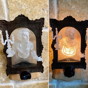 Luz de noche con un fantasma en el espejo, escultura de resina, luz de noche gótica victoriana, iluminación fantasma para una decoración gótica y espeluznante.