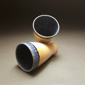 流れやすい青い釉薬を施した中サイズの薪焼きミルクセーキカップ 2 個