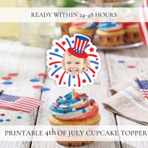 Puede incluir: Un cupcake cubierto con glaseado rojo, blanco y azul y un adorno decorativo. El adorno presenta la cara de un niño con un sombrero patriótico, rodeado de explosiones de estrellas rojas y azules. El texto de la imagen dice "PRINTABLE 4th OF JULY CUPCAKE TOPPER."