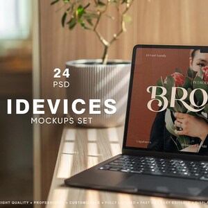 Może przedstawiać: Czarny laptop wyświetlający grafikę z tekstem "INTRODUCING BROUMO" i "IDEVICES MOCKUPS SET". Laptop stoi na drewnianej powierzchni obok rośliny doniczkowej. Na ekranie widać osobę trzymającą kwiaty.